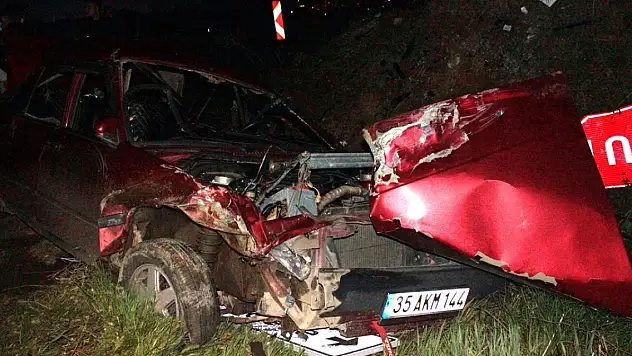 İzmir'de iki otomobilin çarpıştığı kazada 1 kişi öldü, 3 kişi yaralandı