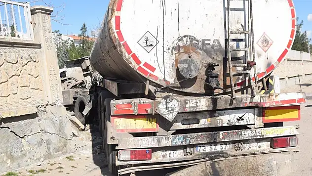 Şanlıurfa'da asfalt yüklü TIR, otomobile çarptı: 1 ölü, 2 yaralı