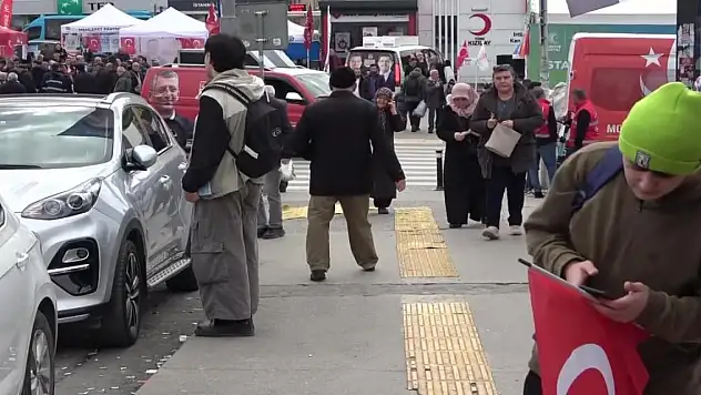 CHP'nin seccade dağıtmasına vatandaşlar tepki gösterdi