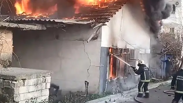 Antalya'da gecekondu yangını küle döndü