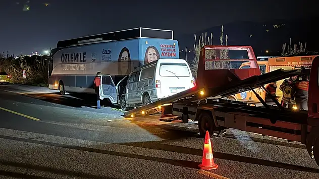 Seçim otobüsüne çarpan panelvandaki 1 kişi öldü, 1 kişi yaralandı