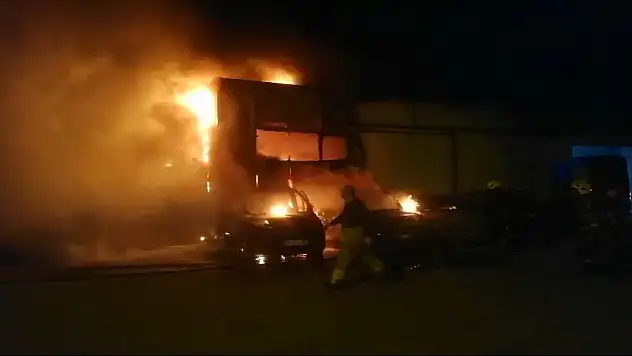 Oto tamirhanesinde çıkan yangın 4 araca sıçradı