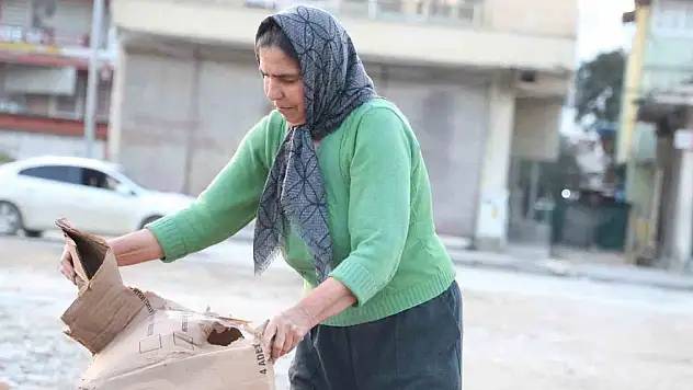 2 evladını karton toplayarak okutan fedakar anne, erkeklere taş çıkartıyor