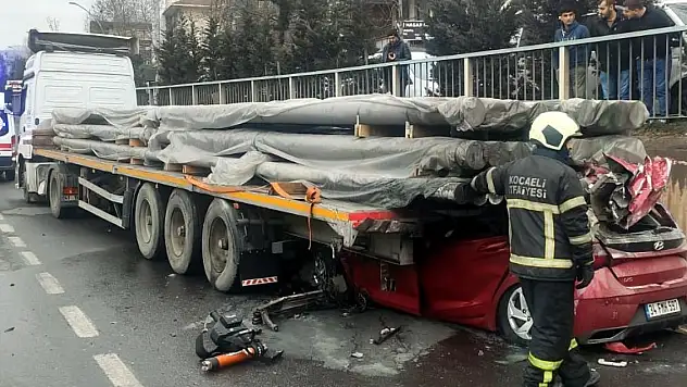 Emniyet şeridinde duran TIR'a çarpıp yanan otomobilin sürücüsü öldü