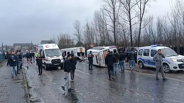 Bartın'da iki servis aracı çarpıştı: 1 ölü, 15 yaralı