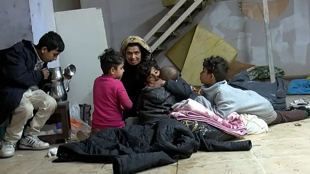 İstanbul Sultangazi'de hamile kadın 5 çocuğuyla sokakta kaldı