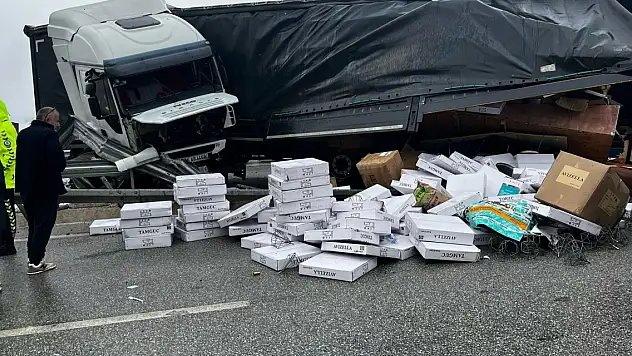 TIR bariyere çarptı: 1'i ağır, 2 yaralı