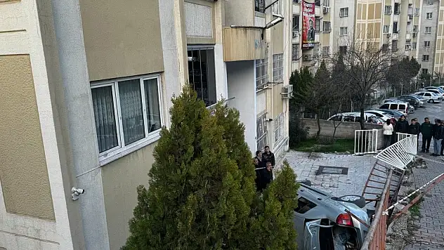 Çarptığı çocuğun ağır yaralanmasına neden olan otomobil, apartmanın bahçesine düştü