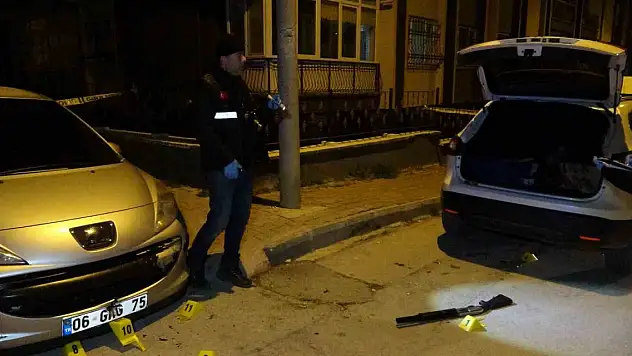 Park yeri yüzünden komşusuna kızdı, araca kurşun yağdırdı