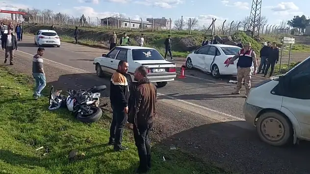 Otomobil altında kalan motosiklet sürücüsü hayatını kaybetti