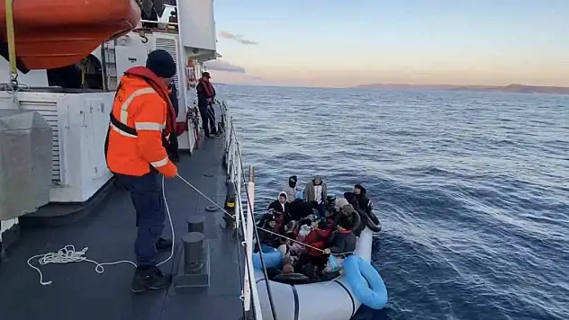 Ayvacık açıklarında 30'u çocuk 79 kaçak göçmen yakalandı