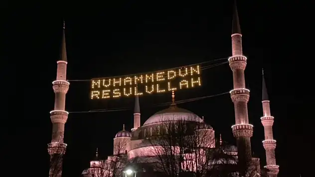 İstanbul'da İlk teravih namazı için vatandaşlar camilere akın etti