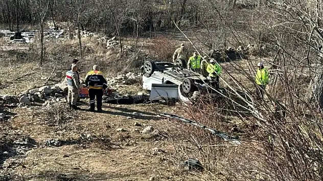 Şarampole yuvarlanan cip sürücüsü öldü