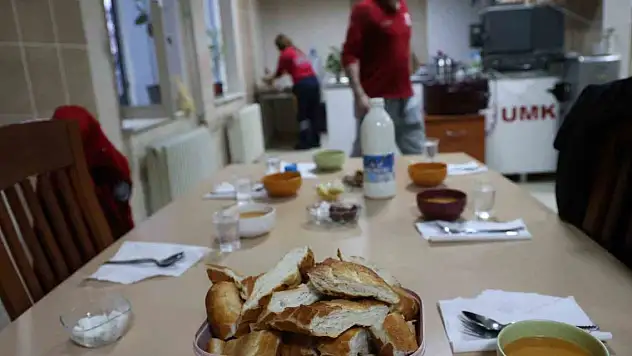 Sağlık çalışanları ilk iftarlarını görev başında yaptı