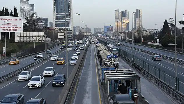 İstanbul'da ilk iftar öncesi trafik yoğunluğu yüzde 74'e ulaştı