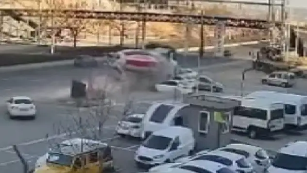 Freni boşalan beton mikseri park halindeki otomobillere çarptı