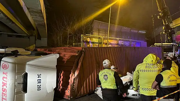 Tır otomobilin üzerine devrildi: 4 kişi hayatını kaybetti