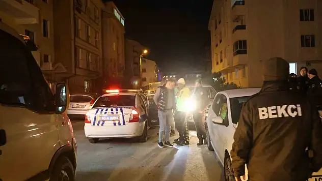 'Dur' ihtarına uymayan alkollü sürücü, polise çarparak kaçtı