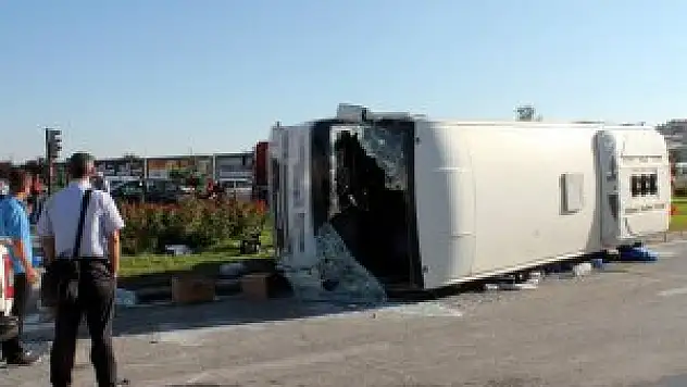Ambulansa yol veren işçi servisine tır çarptı: 16 yaralı