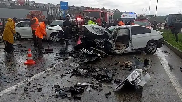 İki otomobil kafa kafaya çarpıştı: 1 ölü, 2 yaralı