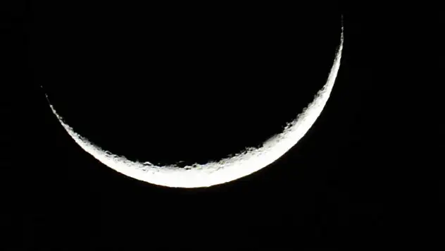 Gökyüzünde beliren hilal mest etti