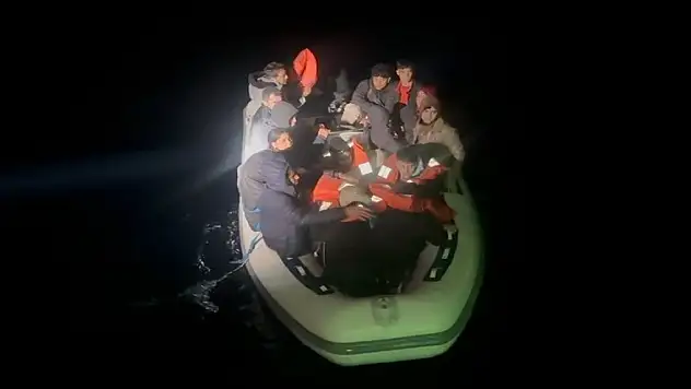 İzmir açıklarında 22 düzensiz göçmen yakalandı, 52'si kurtarıldı