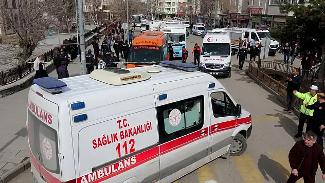 Halk otobüsü yolcu minibüsüne arkadan çarptı 14 yaralı