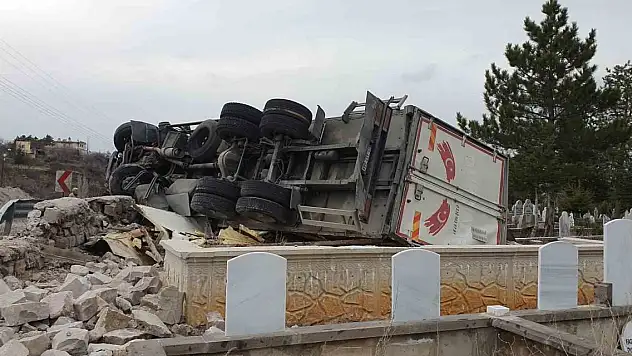 Virajı alamayan tır mezarlığa devrildi