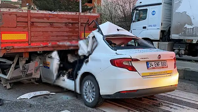 Otomobil tıra ok gibi saplandı: 1 ölü