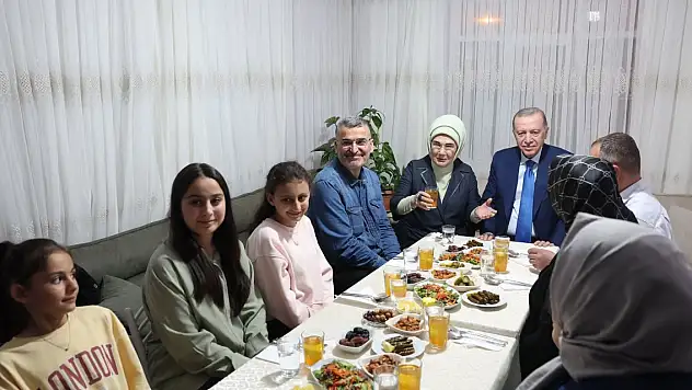 Cumhurbaşkanı Erdoğan ve eşi Emine Erdoğan, iftarda Taş ailesinin misafiri oldu