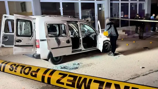 Bursa'da alacak verecek meselesinde silahlar konuştu: Kurşun yağdırılan otomobilden sağ çıktılar