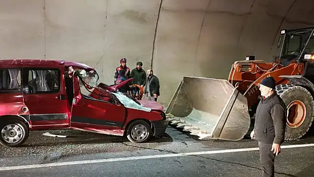 Tünele tersten giren hafif ticari araç, iş makinesine çarptı: 1 ölü