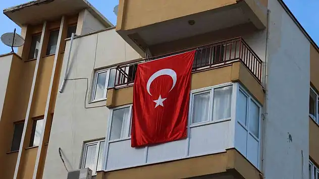 Konya'daki kazada şehit olan Uzman Çavuş Güven'in evine Türk bayrağı asıldı