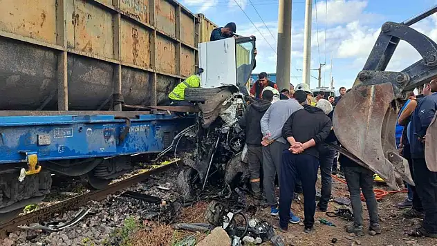 Trenin çarptığı araç hurdaya döndü