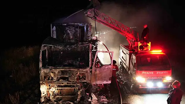 Sınır kapısında domates yüklü tır yanarak hurdaya döndü