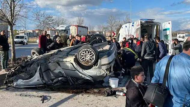 Ağaca çarpıp devrilen otomobil sürücüsü hayatını kaybetti