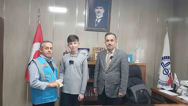 Ortaokul öğrencisinddn alkışlanacak davranış