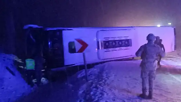 Bingöl'de yolcu otobüsü devrildi: Çok sayıda yaralı var