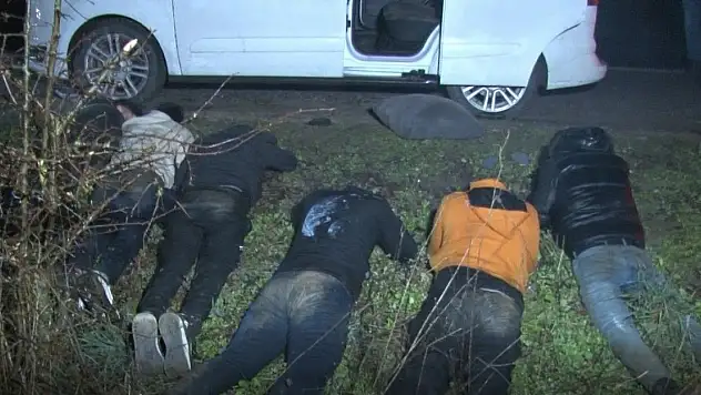 Dur ihtarına uymayan hafif ticari araçta 6 kaçak göçmen yakalandı