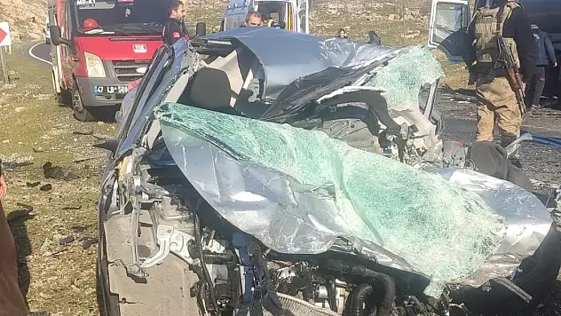 TIR ile otomobil çarpıştı: 1 ölü, 1 yaralı