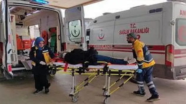 Özel halk minibüsü ile otomobil çarpıştı: 1'i bebek 4 yaralı