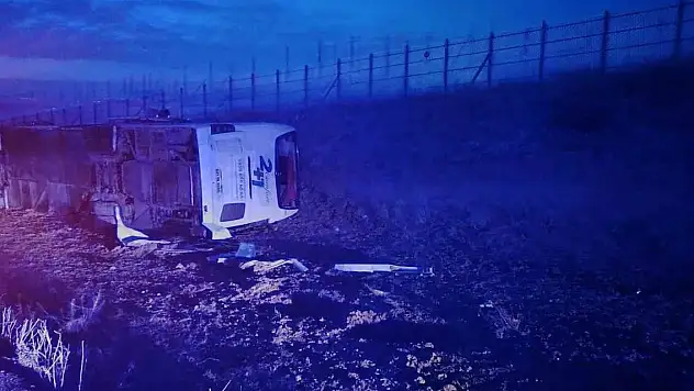 Kırşehir'de yolcu otobüsü yan yattı: 15 yaralı