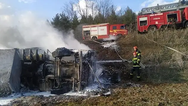 Şarampole devrilen tır alev aldı