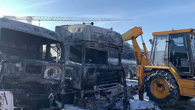 TIR garajında yangın! Kullanılmaz hale geldiler