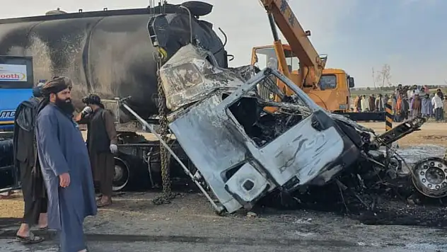 Otobüs yakıt tankerine çarptı! 21 ölü, 38 yaralı