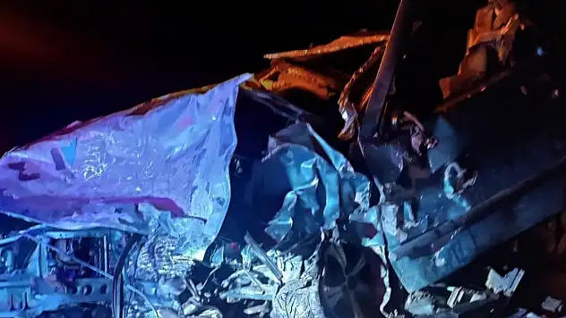 Aksaray'da 2 otomobil çarpıştı: 1 ölü, 5 yaralı