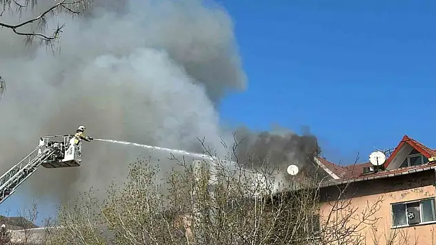 Otomotiv servisinde yanan tiner, 5 katlı binayı aleve verdi