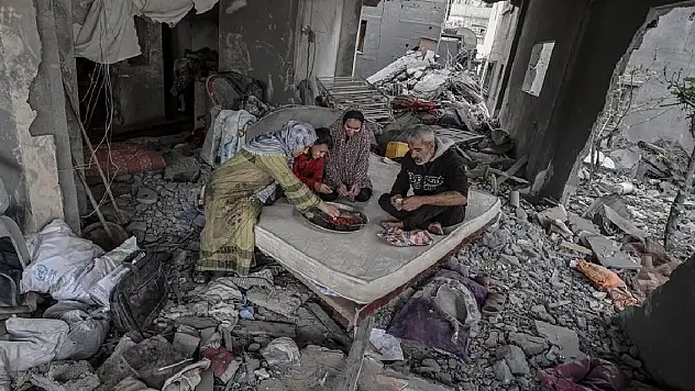 Filistinli aile cami enkazına sığındı