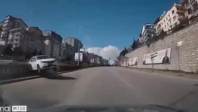 Otomobil refüjü aşıp 3 otomobille çarpıştı