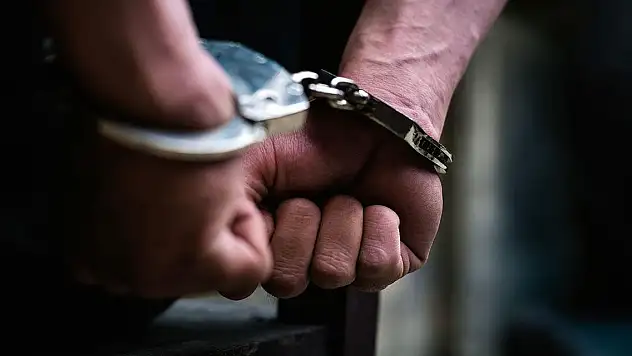 İstanbul'da terör örgütü elebaşı posteri açan 2 şüpheli tutuklandı